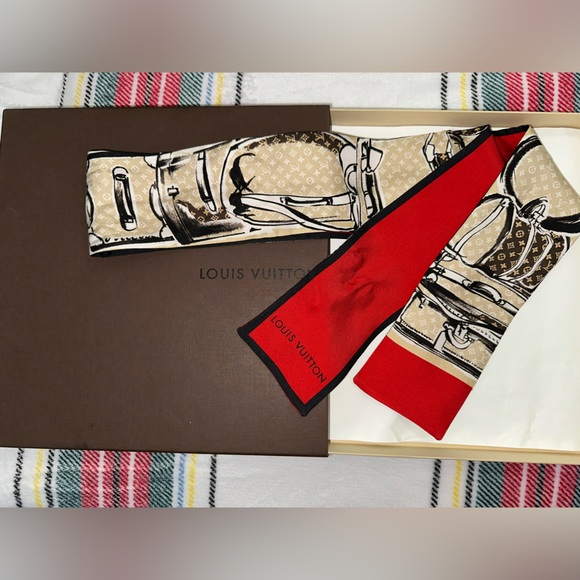 Authentic LOUIS VUITTON
Beige/Red Silk Monogram Trunks Bandeau Twilly with box! - Picture 4 of 10